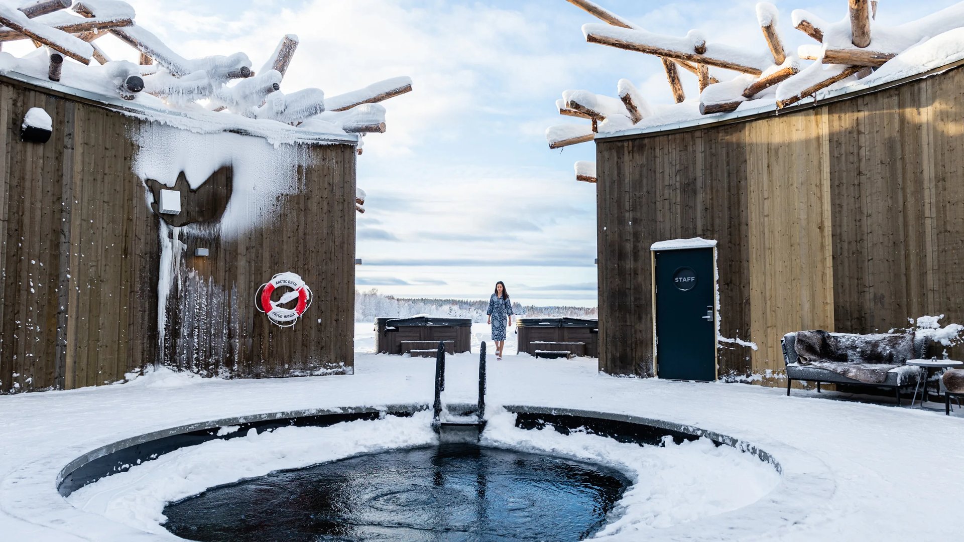 The open-air cold plunge pool between Arctic Bath’s cabins in winter