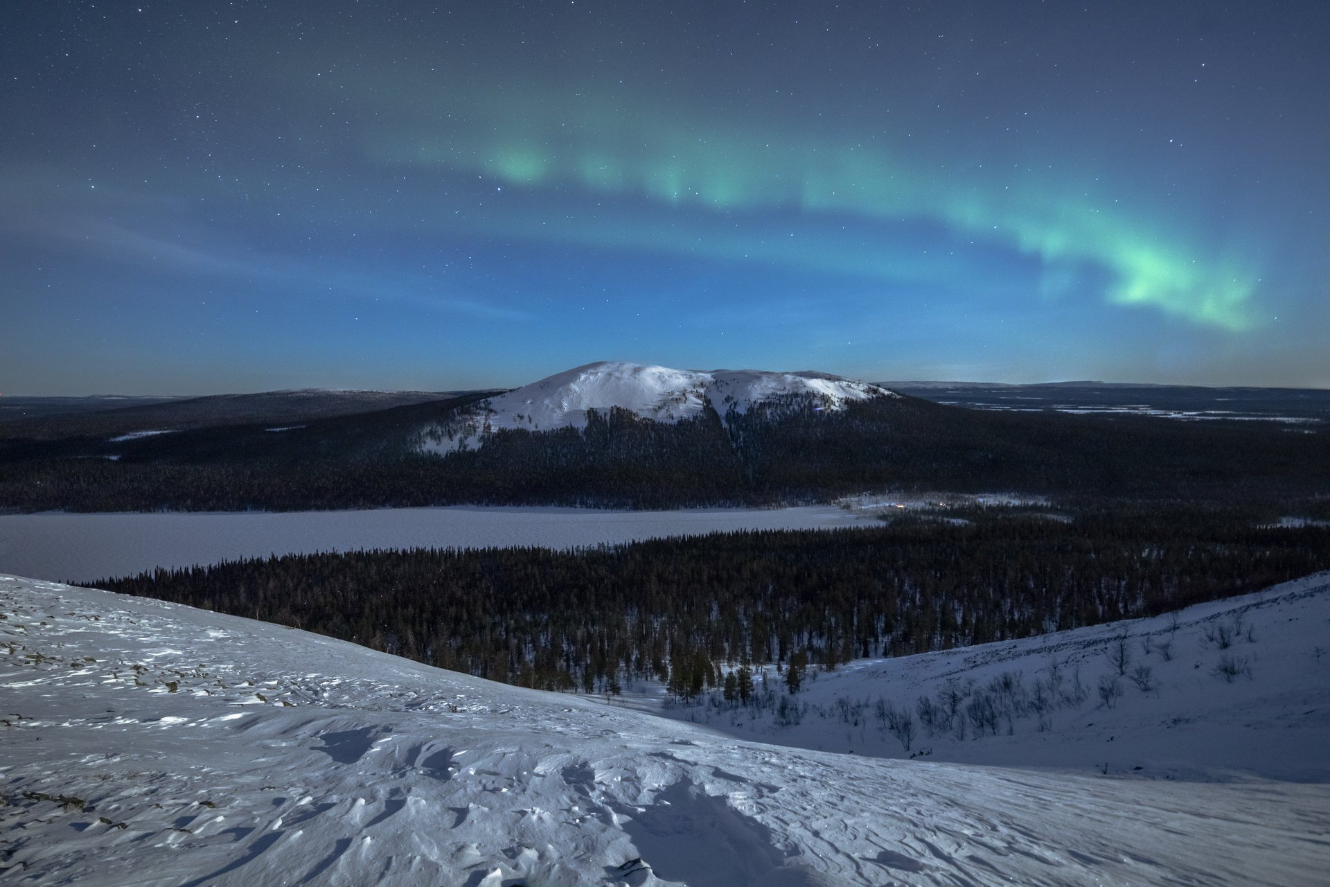The northern lights over the fells at Ylläs